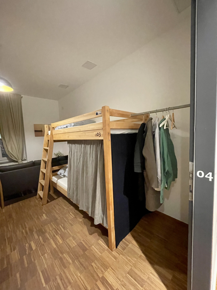 room detail thumbnail 2