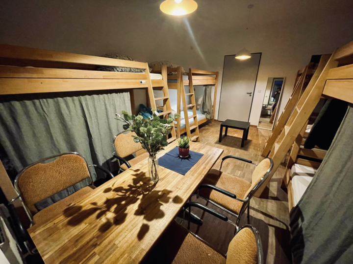 room detail thumbnail 1