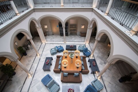 프티 팰리스 마르케스 산타 아나