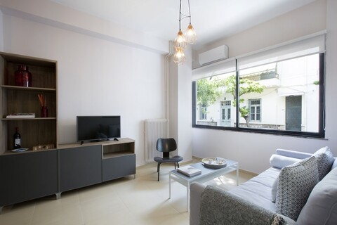 언더 더 셰이드 오브 아크로폴리스