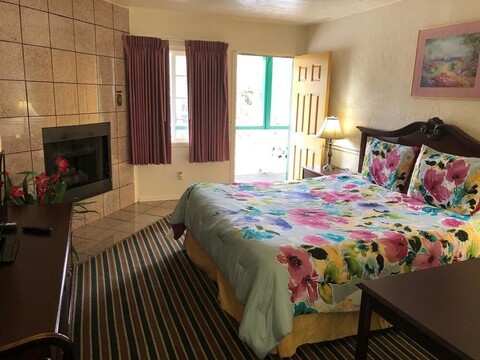 몬테레이 파인즈 인