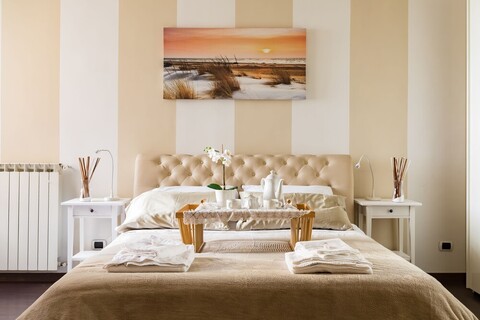 트리덴테, 피아차 디 스파냐, 포폴로의 아 월드 아파트