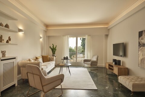 치크 N 브라이트  3  D 아 위스 힐튼 뷰