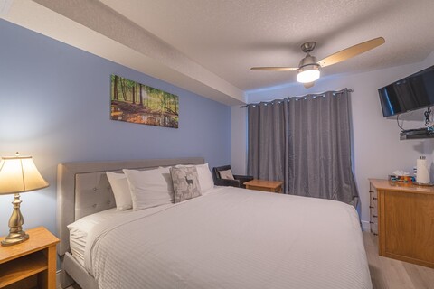 원 호텔 룸 위드 킹 베드 & AC