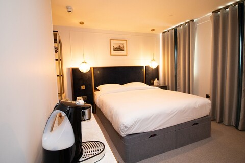 스리 팔콘스 호텔