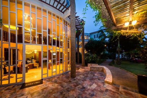 임페리얼 하이츠 호텔, 엔테베