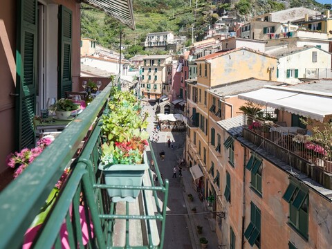 발코니와 에어컨이 있는 레카니수 아파트먼트