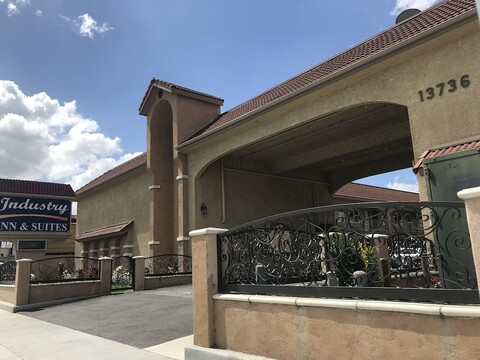 인더스트리 인 & 스위트