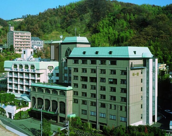 호텔 쓰바키칸 산자락 아래 녹색 지붕을 얹은 호텔 건물들