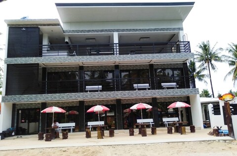 스트레인저 인 & 바