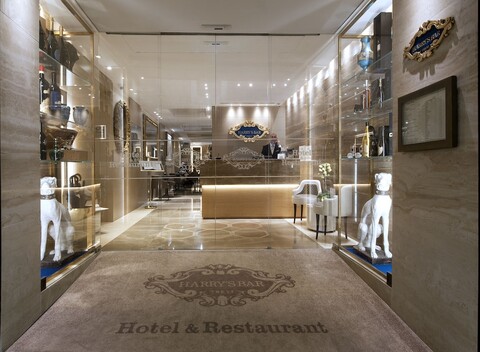 해리스 바 트레비 호텔 & 레스토랑