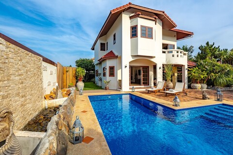 트로피칼 6 베드룸 빌라 산투어리