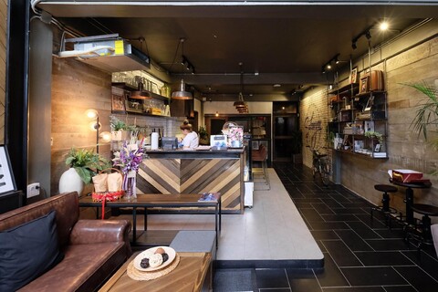 사이롬옌 카페 앤 호스텔