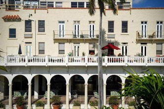 Palm Beach Hotel with Juliette Balconies! 2 blocks from beach! Historic Landmark
