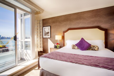 피너클 호텔 앳 더 피어