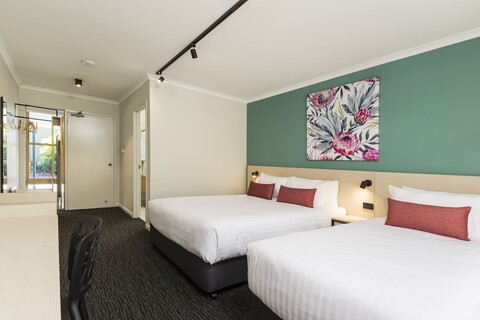 나이트캡 앳 바라클라바 호텔