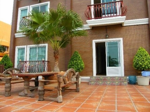 더 레드 발코니 인