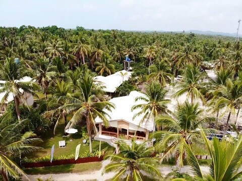 케사 클라우드 9 호텔 & 리조트 시아르가오