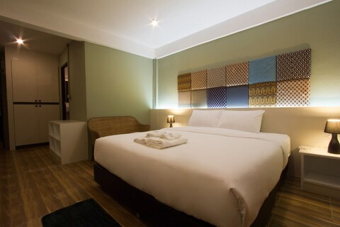 앳 이즈 비주 플레이스