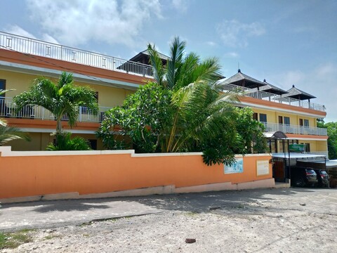 발랑안 파라다이스 호스텔 & 레스토랑