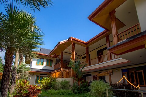 반 폰차녹 호텔