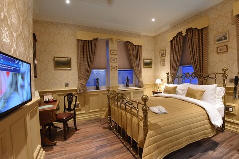 더 애스톤 타번