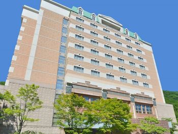 노보리베츠 만세이카쿠 녹음 속에 선 호텔 외관