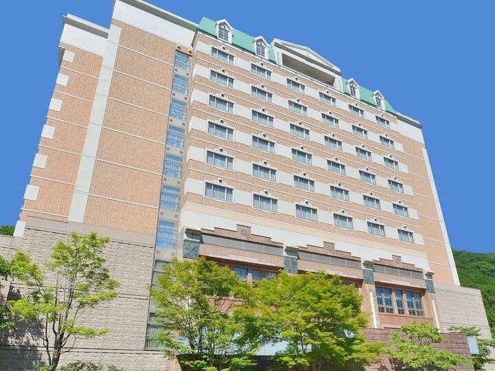 노보리베츠 만세이카쿠 녹음 속에 선 호텔 외관