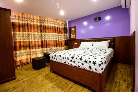 에베레스트 홀리데이 인