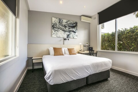 나이트캡 앳 콜리톤 호텔