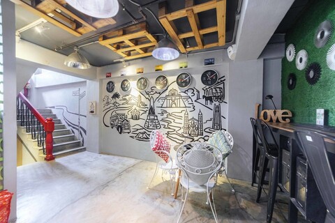 레드도어즈 플러스 @ 단리그 스트리트 마카티