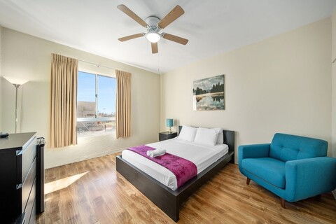 새메선 할리우드 - 호스텔