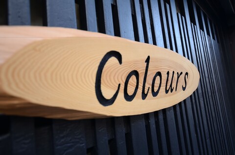 컬러스 - 호스텔