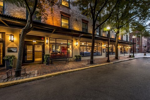 스테이파인애플, 어 딜라이트풀 호텔, 사우스 엔드