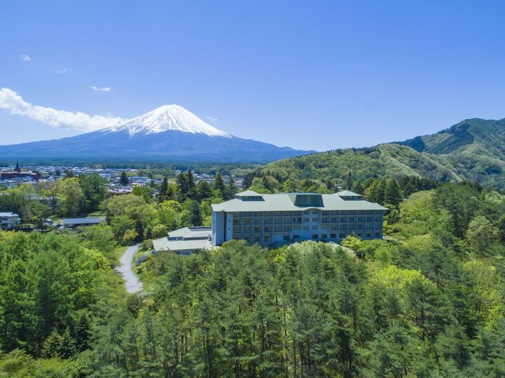 후지 뷰 호텔 숲에 둘러싸인 호텔 건물과 뒤쪽의 후지산
