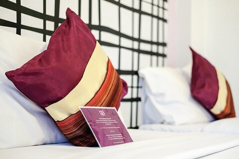 디 엠버시 사톤