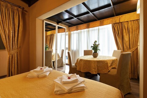 카노바 룸 인 스패니시 스텝스