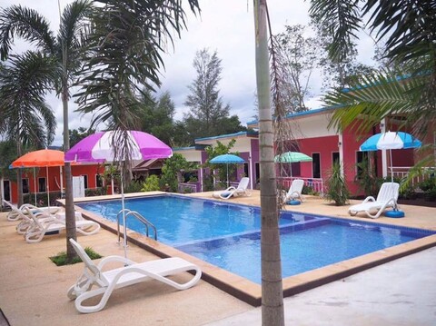 앳 나이트 에어포트 리조트