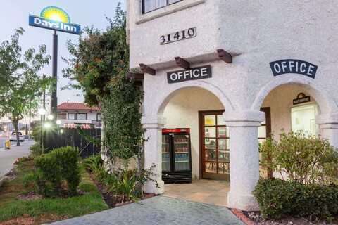 데이즈 인 바이 윈덤 카스테익 식스 플래그스 매직 마운틴