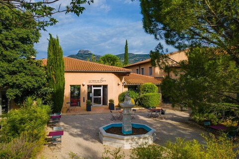 로지스 호텔 노에미스 뽕 드 레뚜왈