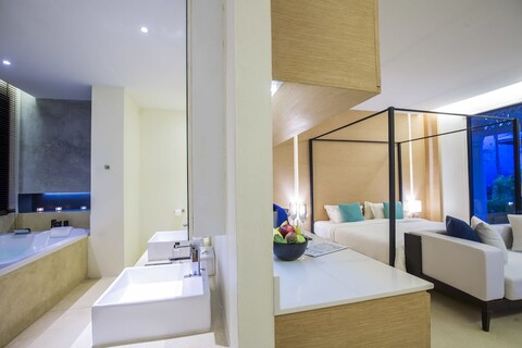 더 안다 마니 카오락 비치프런트 빌라