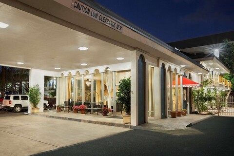 트래블로지 바이 윈덤 베이커스필드