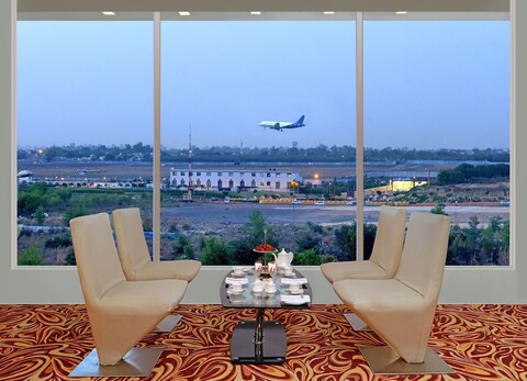 타우루스 사로바르 포르티코