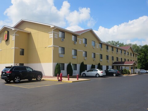 수퍼 8 바이 윈덤 먼들레인/리버티빌 에어리어