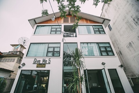 기브 미 5 호스텔