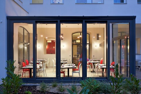 레드 앤드 블루 디자인 호텔 프라하