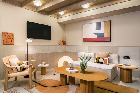 잉플로, 홍 콩, 완 차이 바이 랑험 호스피탈리티 그룹