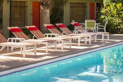 데저트 리비에라 호텔, 타운 & 데저트 부티크 호텔