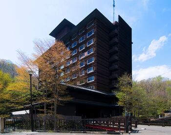 보로 노구치 노보리베츠 짙은 나무색 외벽의 숙소 건물과 입구 다리