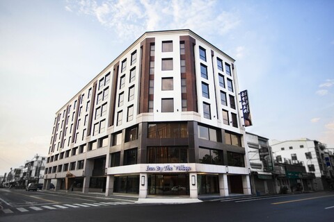 인 바이 더 빌리지